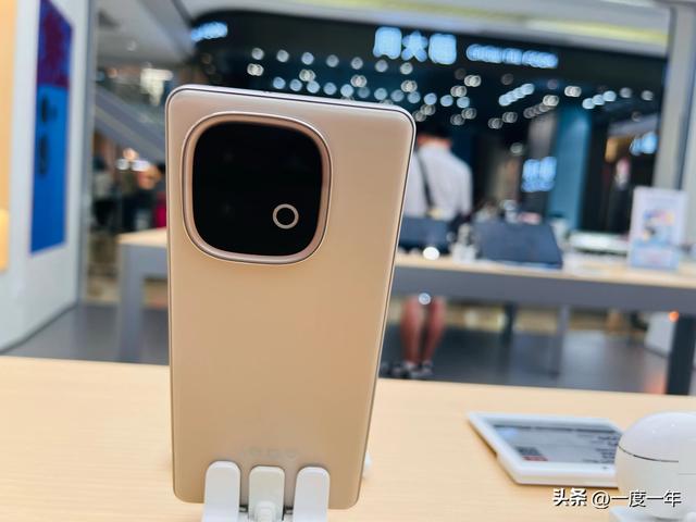 vivo X300系列三版本备案，卫星通信版首发天玑9500