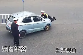 华容一无证司机冲卡狂飙，交警趴引擎盖被顶行3公里图片