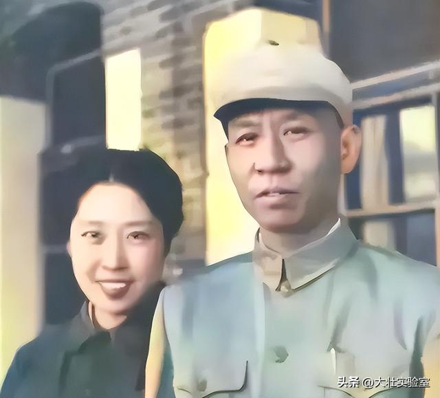 王光美有多美？1940年王光美在大学留影，19岁气质出众