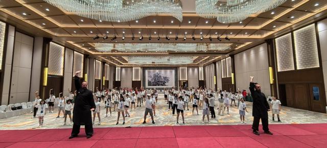 百名海外校友子女走进武当山感受中华文化魅力
