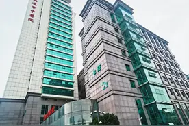 闲谈老年人拄拐杖图片