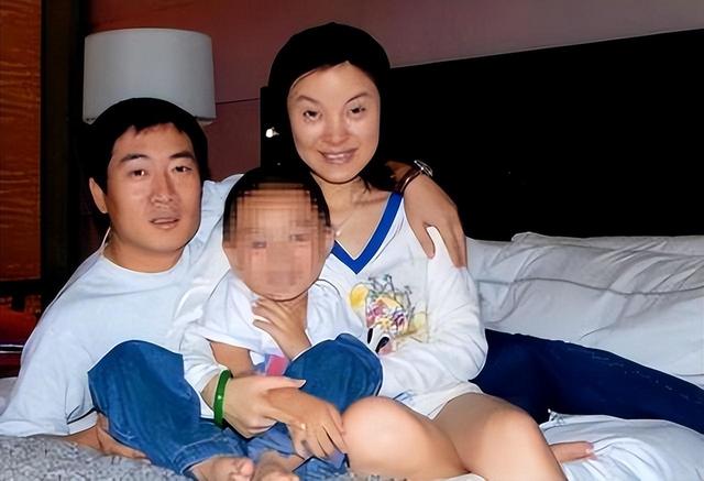 傍大款	，当小三，私生活混乱！难怪16年过去，阔太们还在防着她