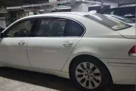 曾经江苏首富的车，车牌五个九，十几年没有换车，平日里很少露面图片