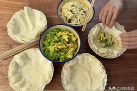 一家四口的水烙馍火了，卷菜好吃，网友：梦中情饭，最讨喜的面食图片