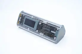 内置高性能全极耳21700电池，闪极170W赛博棱镜移动电源拆解图片