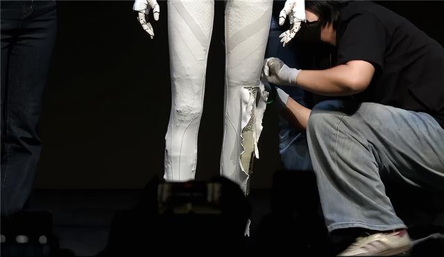 马斯克机器人为何一片叫好	，小鹏机器人表现完美，却逼得剪腿自证