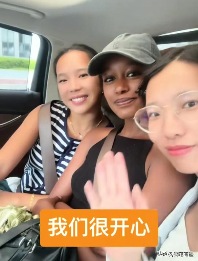 黄楼颐和园被偶遇，养母开心合影表情可爱，亲姐解释不去北京送别