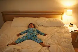 睡觉时，向左侧卧还是向右侧卧？医生：若不懂这3点，越睡越伤身图片