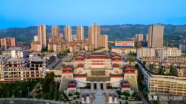 探秘之旅主题线路“打卡”巴文化 冰山雪海激情燃烧罗盘顶