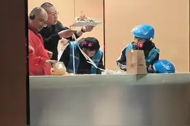 外卖员无意打翻蛋糕后与店员清洁工分享，律师：需按市场价赔偿！图片