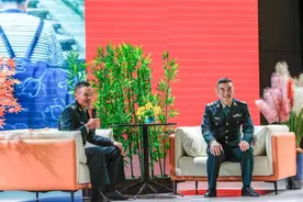 聆听榜样的故事，台下观众眼里泛光……图片