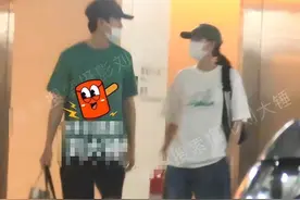 王玉雯牵手大10岁男友购物，杨玏甘当“挑夫”，同居三年不急结果图片