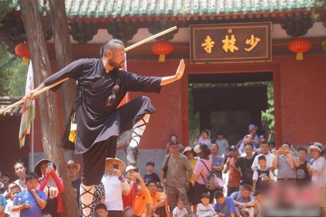 河南省委书记“暗访少林寺”	，希望宗教界人士严持戒律，强调严肃查处违法违规行为，保障游客合法权益