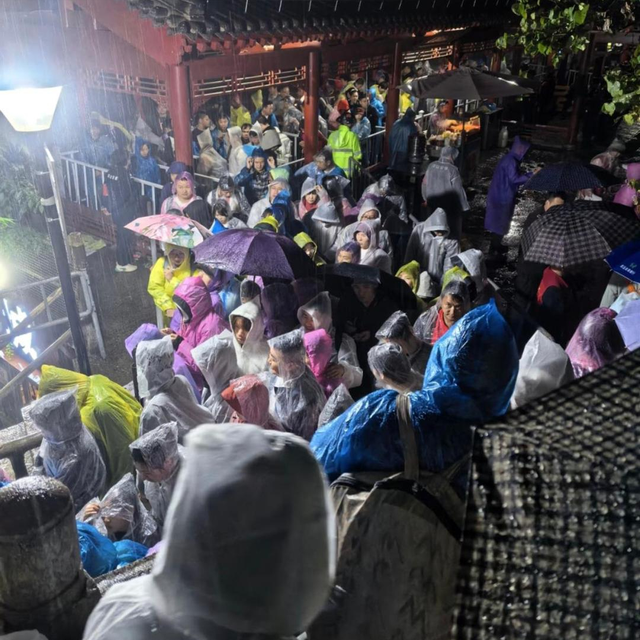 炸锅了！大批游客高喊“退票，退票！”知名景区回应