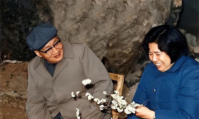 1960年邵华嫁给大15岁毛岸青，32岁剖腹产，为毛主席生下唯一孙子