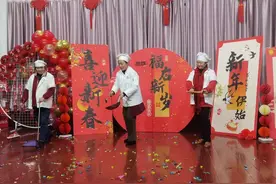 大武汉一日丨武汉保安大叔年会露一手，震撼全场图片