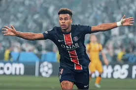 欧冠封神战！19岁小将脱衣狂奔：2+1创纪录，夺冠后跪地落泪图片