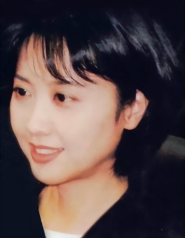 她是中国第一美女，结2次婚都没孩子，如今72岁仍美得令人羡慕！