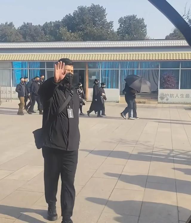 罗晋父亲葬礼后，唐嫣罗晋一路热聊一同离开，明道等艺人随后离开