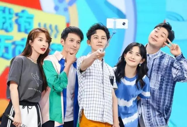 51岁主持人何炅：无妻无女、与保姆相伴，如今终于与自己和解