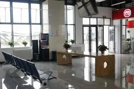 西安咸阳国际机场T5航站楼远端停车场综合业务楼商业中心正式运营图片