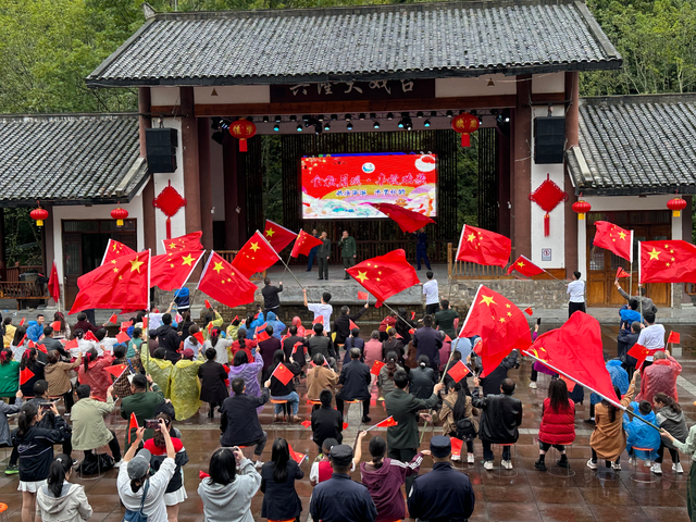阴雨天里“热气腾腾” 月坝用九大碗“烤”热双节