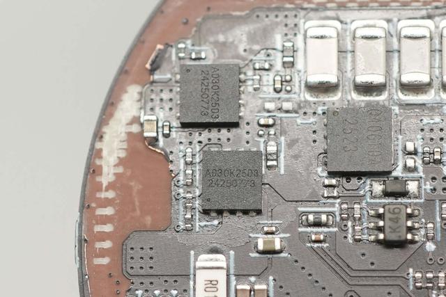 完美适配iPhone 17系列新机，谷歌25W Qi2.2磁吸无线充电器拆解