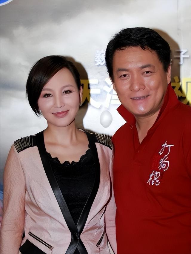 她19岁与导演私奔，在地下室裸婚连生3胎，今被丈夫用7部剧捧红