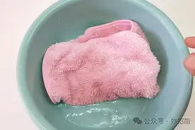 原来清洗毛巾这么简单，水里边撒一把，搓一搓立马洁净如新，真棒图片