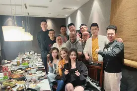 马布里47岁生日聚会孙悦新女友引关注：酷似陈露 大长腿吸睛图片