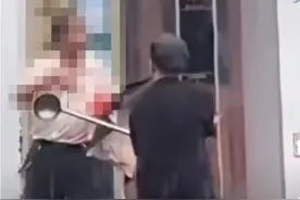 苏州一男子当街持刀伤人，卤菜店店长用铁勺将其击退图片