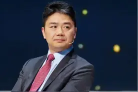 刘强东家庭情况，妻子很会哄婆婆，大儿子留美，奶奶过寿视频联系图片