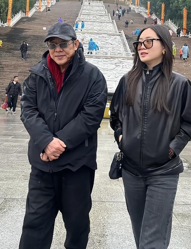 62岁李连杰带小女儿游九华山，不敢开美颜，缩着脖子走路老态龙钟