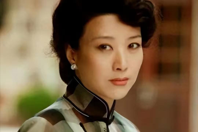 权色交易、陪睡上位，她压根不沾边，简直是娱圈的一股“清流”