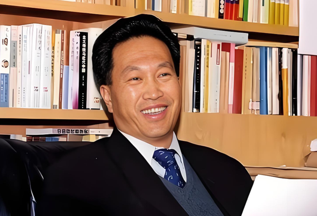 非法敛财100亿！出门12名女秘书相伴，之前有多嚣张如今就多落寞