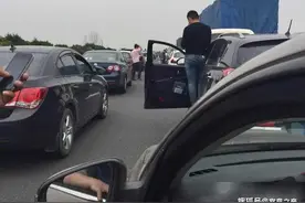 高速路上女子就地方便引发争议，行车记录仪拍下惊人一幕图片