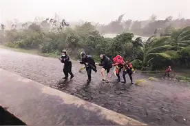 海口消防与救护车联动救助产妇新生儿图片