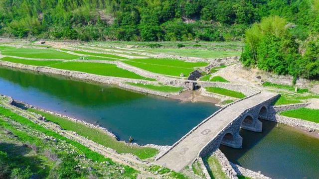 宁波这座神秘的水下古桥，重见天日！常年隐匿水下，因水位回落“限时”露出水面！不少人匆匆赶去打卡，也太美了吧