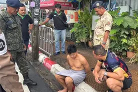 缅甸男子在泰国街头裸奔、打人抢劫！网友怒斥：不要丢我们的脸~图片