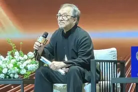 70岁成龙近照曝光！头发胡子全白了，老态龙钟模样大变，让人心酸图片