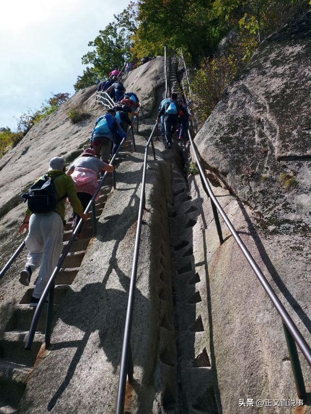 男子凤凰山坠崖续：实拍老牛背，山高路险落差700m，最窄只能独行
