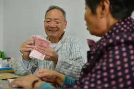 多地发放高龄津贴！满足条件就可领，最高400元，看看有你所在的地区吗？图片