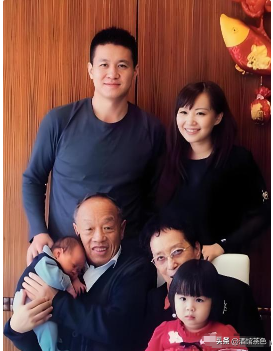 阎维文妻子现状：66岁驼背苍老瘦成皮包骨，夫妻差1岁像两代人