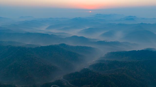 山叠嶂，雾缭绕