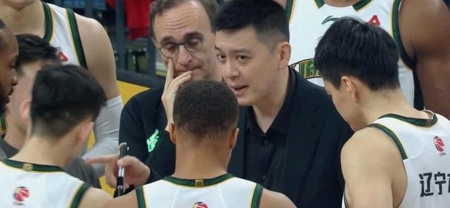 罚球31-17！杨鸣冲动技犯献5罚，让辽宁断送全局，成就北京3连胜