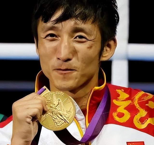 拳王邹市明自爆破产，不止赔光2亿，其妻子参加婚礼耍酒疯