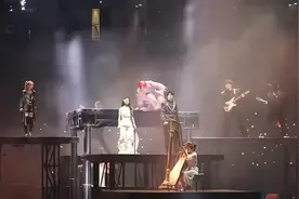 演唱会突发意外！仅用3秒，华晨宇跳下故障升降台图片