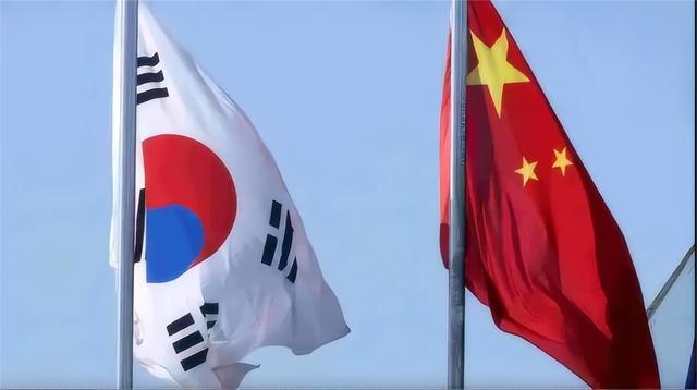 行程开始，中方出席平壤阅兵，下飞机后检阅仪仗队，美国后退半步