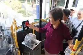 烟台该不该取消60周岁以上老年人免费乘坐公交车政策？图片