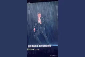 薛之谦演唱会暴雨，王源作嘉宾亮相，网友：一个水灵灵一个水淋淋图片